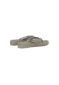 Sandalias tipo flip-flop con una suela beige trenzada y texturizada. Tiras metálicas de color plata adornadas con cristales transparentes como detalle decorativo.