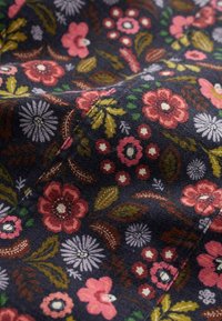 Marinfärgad tyg med blommönster i rosa, vitt och grönt, tillsammans med blad och detaljer i jordiga toner. Mjuk textur.