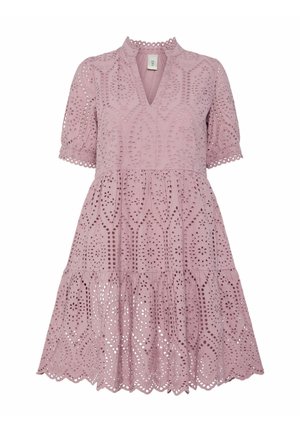 Roze oogjesjurk met korte pofmouwen, een V-halslijn, gelaagd ontwerp en golvende zoom, met ingewikkelde uitsnijdingen door het hele stuk.