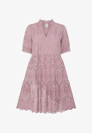Różowa sukienka w kroju eyelet z krótkimi bufkami, dekoltem w kształcie litery V, warstwowym fasonem i falbaniastym dołem, z misternymi wzorami w wycięciach na całej powierzchni.