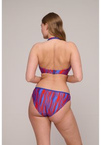 Bikini set met een haltertop en een mid-rise broekje in een blauw-rood gestreept patroon. Gemaakt van glad zwemstof met een veilige sluiting.
