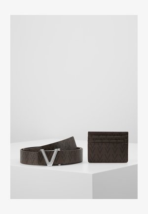 Curea din piele maro cu o cataramă argintie în formă de "V" și un port-card asortat, având un model texturat și multiple sloturi pentru carduri.