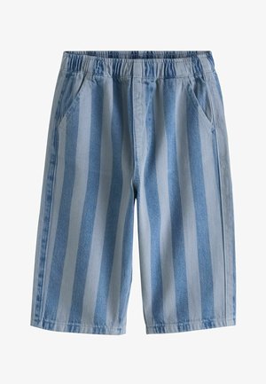 Pantalones cortos de rayas verticales en azul claro y blanco con cinturilla elástica y bolsillos delanteros, estilo informal hasta la rodilla.