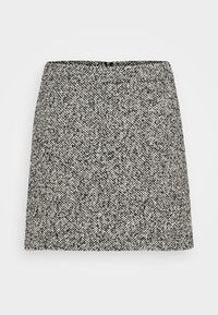 Černobílá mini sukně z tvídu se rovým střihem a zipem na zadní straně na bílém pozadí.