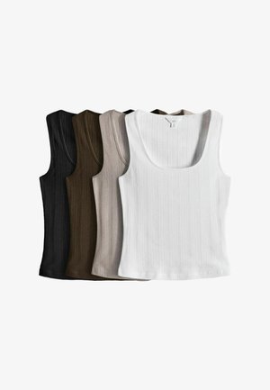 Set von fünf gerippten Tanktops in Schwarz, Dunkelbraun, Beige, Hellbraun und Weiß, übereinander auf einem weißen Hintergrund angeordnet.
