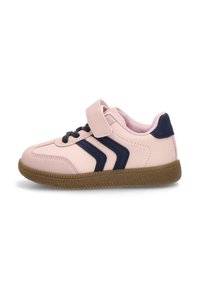 Zapatos sintéticos rosas con acentos en azul marino, que cuentan con una correa de Velcro y cordones negros. Suela de goma texturizada con un patrón de olas.