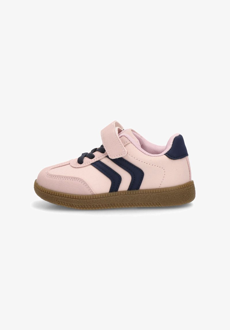 Zapatos sintéticos rosas con acentos en azul marino, que cuentan con una correa de Velcro y cordones negros. Suela de goma texturizada con un patrón de olas.