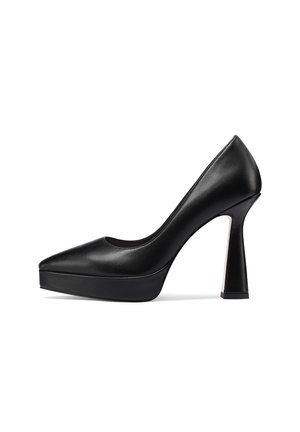 Décolleté nera in ecopelle con punta affusolata, piattaforma spessa e tacco largo, caratterizzata da un accento rosa distintivo sul tacco.