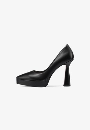 Décolleté con tacco alto in pelle nera, punta a punta, suola platform e tacco spesso e angolare. Texture liscia e design elegante con accenti minimi.