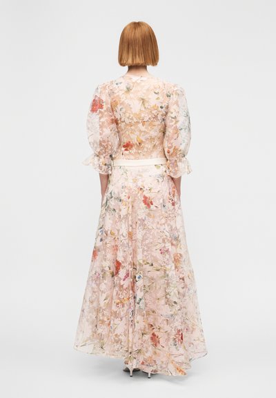 Φλοράλ φόρεμα από διάφανο, ελαφρύ ύφασμα με φουσκωτά μανίκια, ροζ βάση, πολύχρωμο φλοράλ σχέδιο και εφαρμοστή μέση.