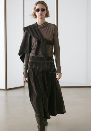 Rankning 5: Massimo Dutti - DENIM MIDI WITH FLOCKING AND PLEAT DETAIL - Jeanskjol