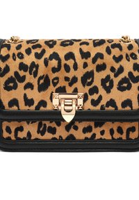 Väska i leopardmönster med en yta av mocka, svarta läderdetaljer och en guldtonad spänne med nitar. Rektangulär form med axelrem.