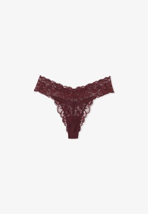 String en dentelle bordeaux avec motifs floraux, bords festonnés et texture transparente. Conçu avec une ceinture confortable et une couverture minimale.