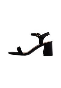 Svart mocka högklackad sandal med en bred rem över tårna, justerbar ankelrem med guldfärgad detalj och en klack i blockstil.