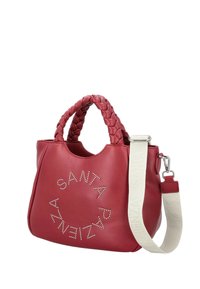 Borsa a mano in pelle rossa con manici intrecciati e tracolla removibile, con dettaglio testuale borchiato "SANTA PAZZA" sulla parte anteriore.