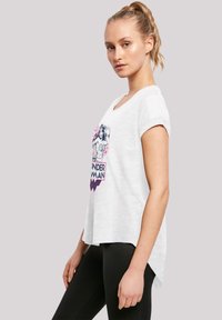 Hvit kortermet t-skjorte med Wonder Woman-grafikk og rosa detaljer, med scoop neckline og buet hemline.