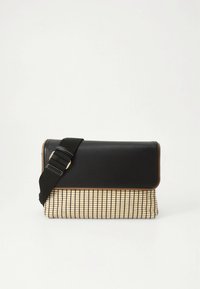 Svart skinnveske med en vevd beige bunn, utstyrt med klafflokk, justerbar stropp og gullfargede detaljer. Teksturert overflate.