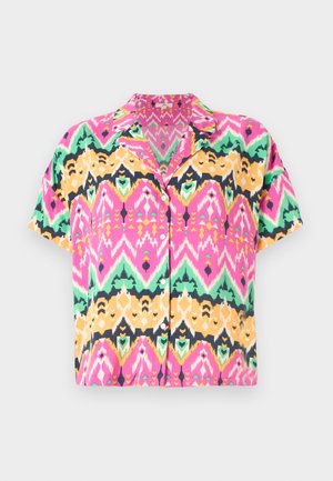 Chemise à manches courtes arborant un motif zigzag multicolore vif en rose, vert, jaune et noir. Fabriquée en tissu léger avec un col.