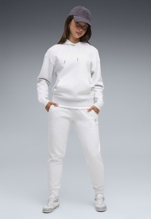 Puma, ESSENTIALS ELEVATED JOGGINGHOSE - Pantalon de survêtement - white glow heather