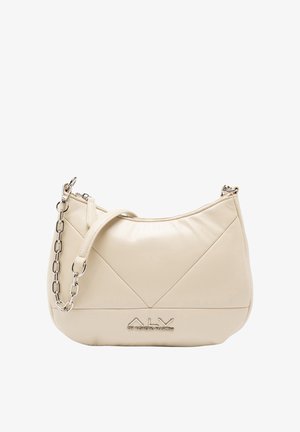 Sac à bandoulière en cuir beige de forme arrondie, avec une bandoulière chaîne et un matelassage. Logo en relief sur le devant.