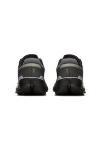 Schwarze und graue Sport Schuhe mit einem Mesh-Obermaterial, gepolstertem Kragen und Gummisohle mit einem strukturierten Profilmuster. Reflektierende Akzente sind vorhanden.