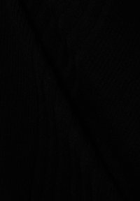 Schwarzer strukturierter Stoff mit vertikalen Rippen, der eine weiche, matte Oberfläche mit leichten Schattierungsunterschieden zeigt.