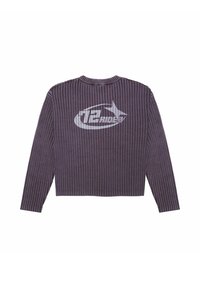 Grauer gerippter Pullover mit langen Ärmeln, runder Halslinie, cropped Design und einem großen weißen Grafik auf dem Rücken. Strukturiertes Strickmaterial.