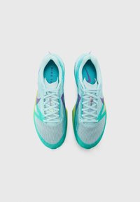 Scarpe da atletica azzurro chiaro con materiale in rete, con accenti multicolori in viola e verde. Sistema di allacciatura standard e punta arrotondata.
