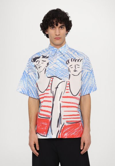 Kortærmet skjorte med et grafisk design af to figurer i røde og hvide tanktops mod en blå mønstret baggrund.