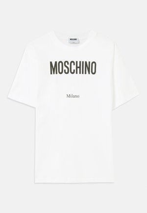 Hvit bomulls T-skjorte med iøynefallende svart tekst: "MOSCHINO" øverst og "Milano" under, avslappet passform med standard korte ermer.
