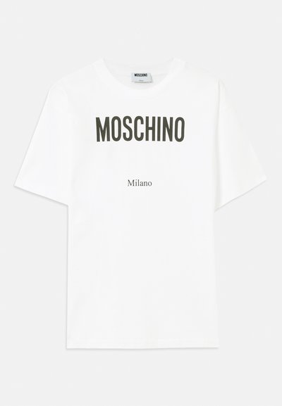 Weißes Baumwoll-T-Shirt mit fettem schwarzen Text: "MOSCHINO" oben und "Milano" darunter, lässiger Schnitt mit standardmäßigen kurzen Ärmeln.