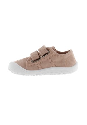 Scarpa in tela rosa chiaro con due cinturini regolabili in Velcro. Suola in gomma bianca, punta rotonda e dettagli testurizzati sulla parte superiore.