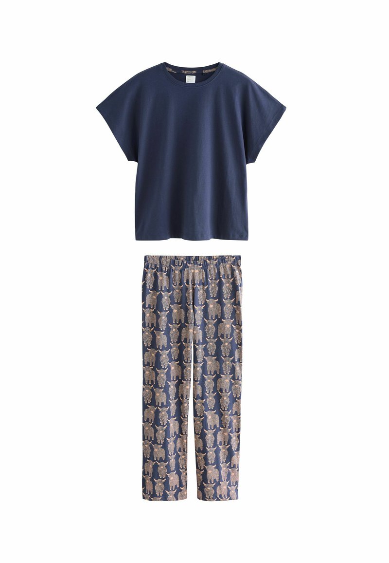 Námořnicky modré bavlněné tričko s krátkymi rukávmi spárované s pyžamovými nohavicami s motívmi slonov v béžovej a zlatej farbe na tmavom pozadí.