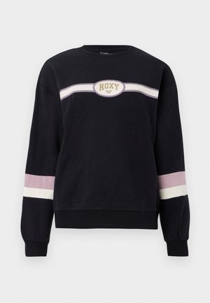 Sort sweatshirt med rund halsudskæring, har "ROXY" logo i guld, vandrette striber i lyserød og hvid langs ærmerne.