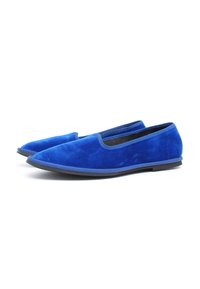 Modré semišové slip-on boty s designem špičaté špičky a kontrastní černou gumovou podrážkou. Hladká textura a minimalistický styl.