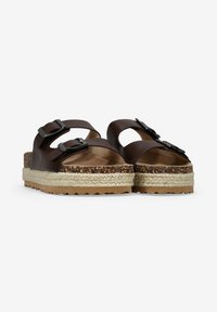 Sandali platform in pelle marrone con due cinturini regolabili, soletta in sughero texturizzato e dettagli in juta intrecciata sulla suola.