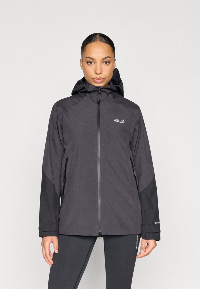 Veste noire imperméable avec fermeture éclair à l'avant, capuche et manches longues. Comprend des poches zippées et un logo de marque discret sur la poitrine.