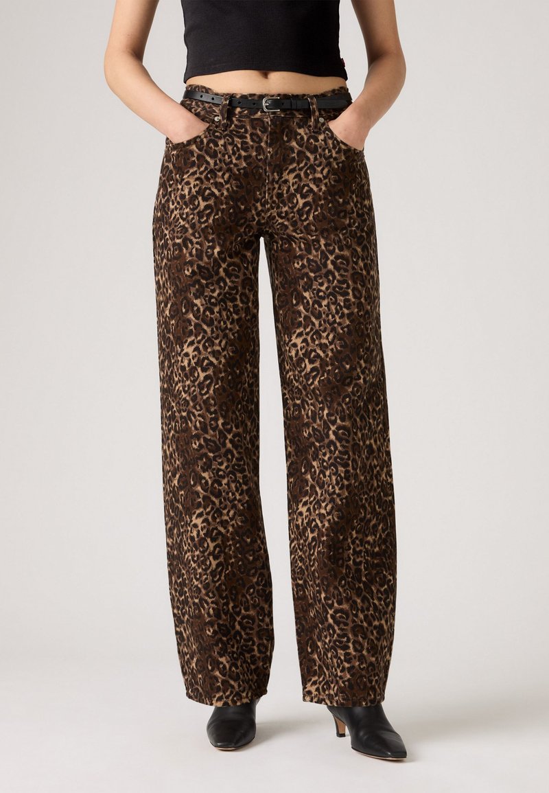 Hlače širokih hlačnic z leopardjim potiskom v rjavi in bež barvi, iz mehke tkanine z teksturirano površino; imajo sprednje žepe in črni pas.