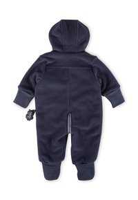 Dunkelblauer Fleece-Overall mit Kapuze, langen Ärmeln und elastischen Bündchen. Besitzt einen Reißverschluss auf der Rückseite und ein rundes Etikett an der Seite.