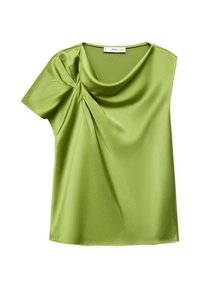 Blouse en satin vert avec un col drapé, des manches courtes et un détail froncé sur le côté. Texture lisse avec un éclat subtil et une coupe ample et décontractée.