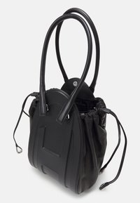 Sac à main en cuir noir avec deux poignées arrondies, côtés à cordon et dessus partiellement ouvert avec fermeture magnétique.