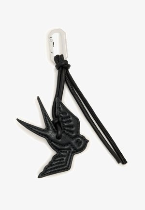 Zwarte leren sleutelhanger met een vogelvormige hanger bevestigd aan een zilverkleurige metalen karabijnhaak en twee leren koorden.