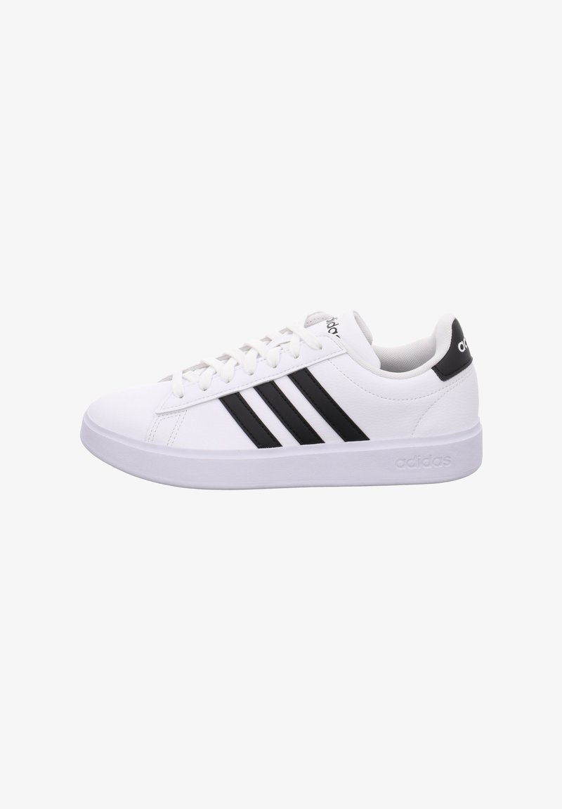 Weißer Adidas-Sneaker mit schwarzen drei Streifen an der Seite, weißen Schnürsenkeln und schwarzem Fersenlaschen mit Adidas-Logo.
