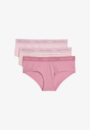 Drie paar damesondergoed in verschillende tinten roze, elk met "Marc O'Polo" op de tailleband; één paar heeft lichtroze en witte strepen.