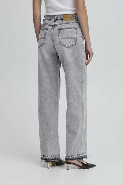 Hoge taille, wijde grijze denim jeans met een rafelige zoom en subtiele stiksels op de achterzak. Gestructureerde stof met een tan merklabel.