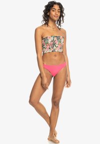 Bloemen strapless crop top met smockontwerp; roze bikini broekjes; gladde stof; levendige kleuren van groen, roze en zwart.