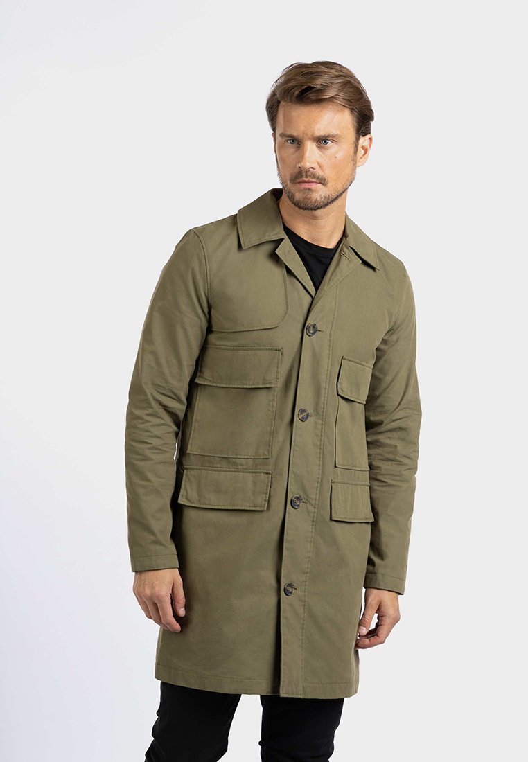 Giacca verde oliva in cotone con taglio dritto, dotata di quattro tasche frontali, chiusura con bottoni e design del colletto classico.