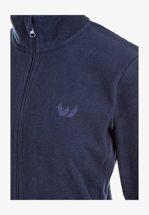 Marinkår fleecejacka med hög krage, hel dragkedja och en subtil logotyp på bröstet. Mjuk textur och enkelt design.