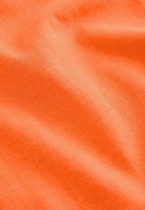 Tela de algodón de color naranja brillante, textura suave, superficie ligeramente reflectante, con arrugas y pliegues sutiles que crean una apariencia dinámica.
