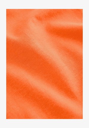 Kirkas oranssi puuvillakangas, sileä tekstuuri, hieman heijastava pinta, jossa on hienovaraisia ryppyjä ja taitoksia, luoden dynaamisen ilmeen.
